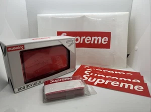 Caja de almacenamiento de metal Supreme Sigg SS18 4x logotipo etiquetas adhesivas lote bolsa al por menor - Imagen 1 de 2