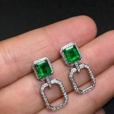 Pendientes colgantes y colgantes de corte esmeralda natural de 4,5 quilates enchapados en oro blanco de 14 quilates Foto 1 de 4
