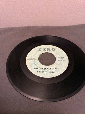 Loretta Lynn Promo copy on Zero records THE DARKEST DAY /GONNA PACK MY TROUBLES Foto 1 de 3