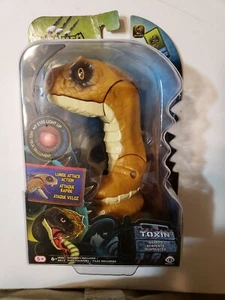 Untamed fingerlings Snake "TOXIN" Interactive King Cobra! Hisses,lights,lunges! - Picture 1 of 4