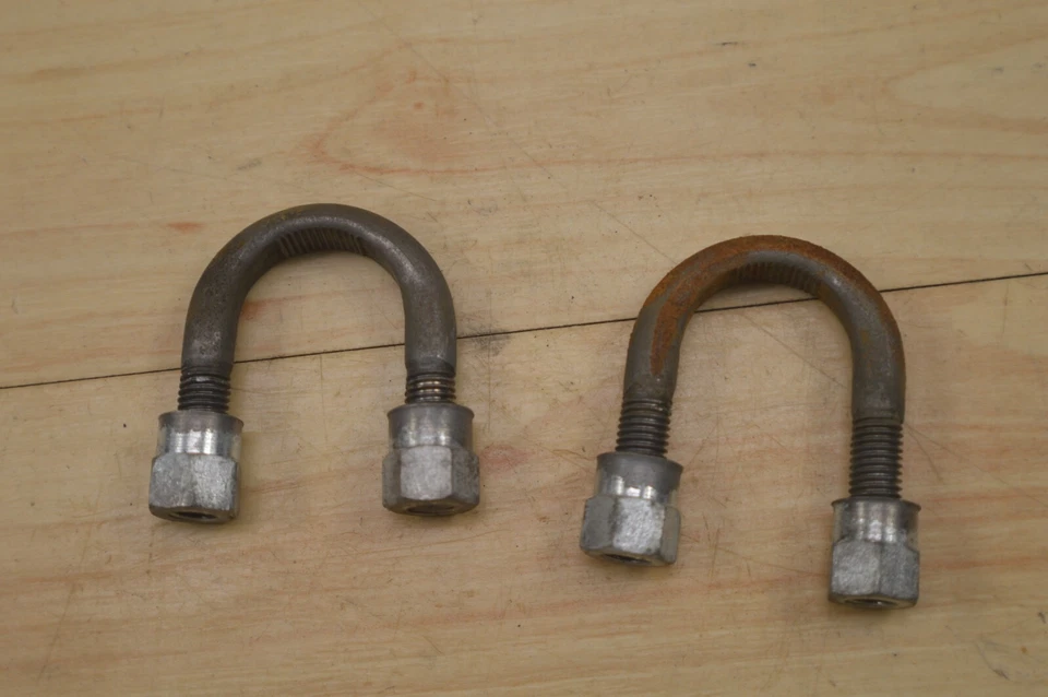 Parafusos U de montagem guidão OEM Harley Davidson/Aermacchi, 73-75, Z90, #45635-72P - Imagem 1 de 4