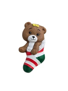 Oso de peluche de Navidad en medias broche de prendedor de vacaciones Russ - Imagen 1 de 3