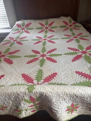 ANTIQUE OAK LEAF & STAR RED & GREEN APPLIQUE INTRICATELY QUILTED QUILT 98 X 72" - Image 1 of 4