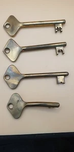 4 x Vintage Brass Skeleton Keys . 1 x Schlussel-reese. 3.5" x 4.5" - Picture 1 of 24