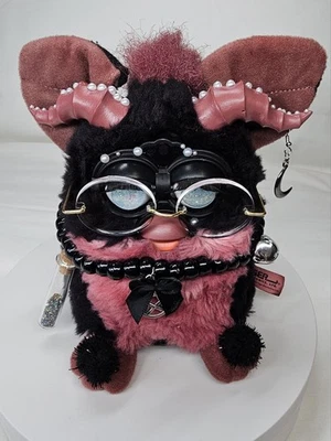 Винтажный 1-го поколения Skunk Custom Maroon Gothby Furby, Tiger Electronics, рабочий - Изображение 1 из 4