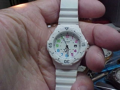 BONITO RELOJ CASIO MUJER USADO CAJA BLANCA Y NÚMEROS MULTICOLORES MODELO 3363 Foto 1 de 4