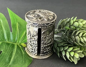 Dispensador portarollos de sellos postales colibrí peltre en relieve vintage - Imagen 1 de 14