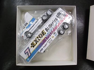 Camión de transporte Geoff Bodine WINROSS escena de carreras EXIDE baterías nuevo en caja Foto 1 de 2