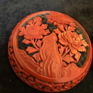 Vintage Blumen Zinnober geschnitzt rot blau Emaille Runde Schmuckschatulle - Bild 1 von 7