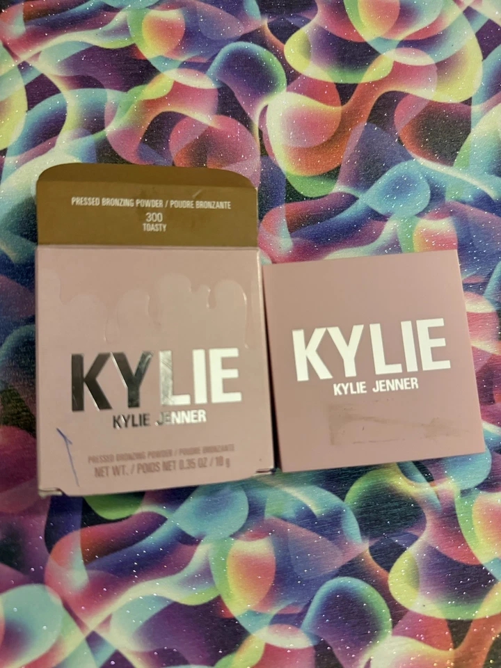 Kylie Jenner pó bronzeador prensado 300 tostado 0,35 oz (10g) - Imagem 1 de 1