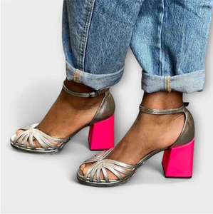 Naelle™ | Silber glänzende Sandalen mit klobigem rosa Absatz und eleganter Schnalle - Bild 1 von 9