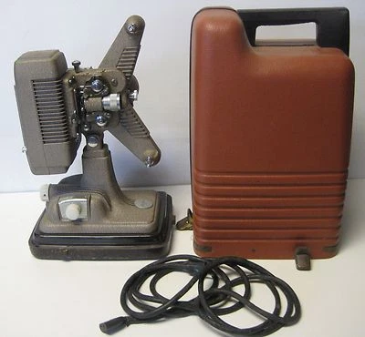 Proyector de películas Steampunk Vintage Revere P-90 8 mm en estuche funciona necesita bombilla Foto 1 de 4