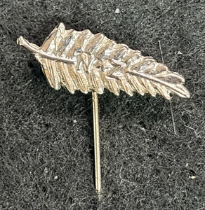 NZ FERN (NEW ZEALAND) SILVER TONE SOUVENIR STICK PIN - Picture 1 of 4