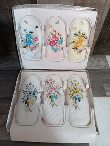 Vintage New Old Stock = DAMEN BESTICKTE BLUMEN TASCHENTÜCHER = 6er Set offene Schachtel unbenutzt - Bild 1 von 4