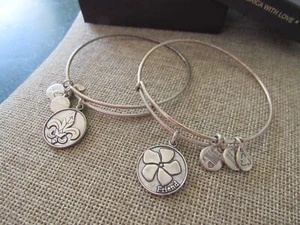 Pulseras de oro Alex and Ani Friend/Flor de lis charm nuevo estado grupo de 2 - Imagen 1 de 4