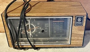 Vintage General Electric Radiowecker Modell 7-4553D Nussbaummaserung - Bild 1 von 5