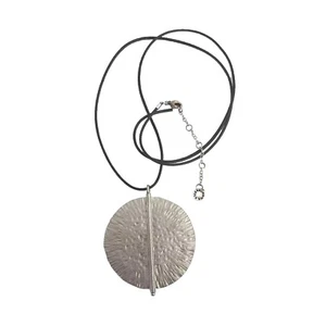 Collana lunga Karma Bella peltro argento disco ciondolo corda boho hippie gioielli - Foto 1 di 12