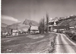 CPSM AGNIERES EN DEVOLUY ENTREE DU VILLAGE ET LA ROCHE DES JICONS - Picture 1 of 1