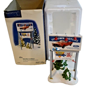 DEPT 56 Snow Village Uptown Motors Ford Billboard #56.52780 Christmas Mustang - Bild 1 von 4