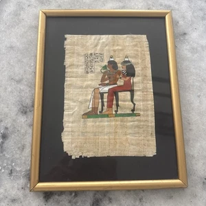 Ägyptische Kunst auf Papyrus handbemalt Mann Frau sitzend bunt 8x10 Rahmen - Bild 1 von 6