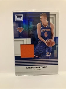 20 17-18 Panini Status - Kristaps Porzingis Blue Status Patch #M-KPZ Knicks - Foto 1 di 2