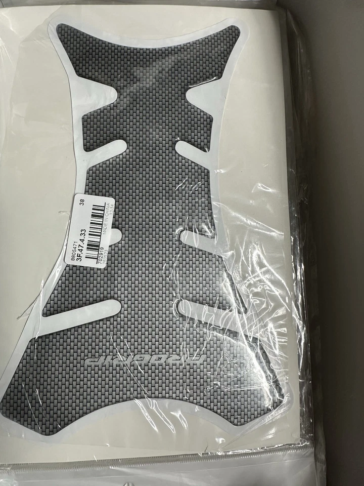 Универсальная серая/серебристая защитная накладка из углеродного волокна для мотоцикла (T53) - Изображение 1 из 1