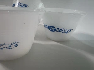 Vintage Termocrisa Dynaware Set Of 4 Custard Cups Milk Glass Blue Flower - Picture 1 of 7