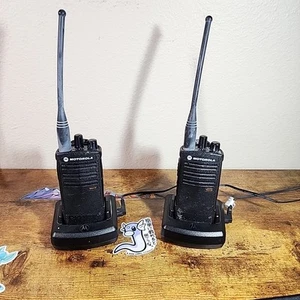 Motorola RDU4100 Two-Way Commercial Radio Pair With Charging Stands - Zdjęcie 1 z 7
