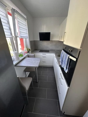 Helle Moderne Küche In Magnolienweiß und Beton Optik Arbeitsplatte - Bild 1 von 4