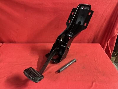 Dodge Raider Mitsubishi Montero 1983-1991 caja de pedal de freno conjunto de refuerzo OEM Foto 1 de 4