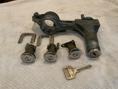 Juego de cerraduras a juego Volvo 240 puerta de encendido escotilla llave igual 1986-1992 Foto 1 de 2