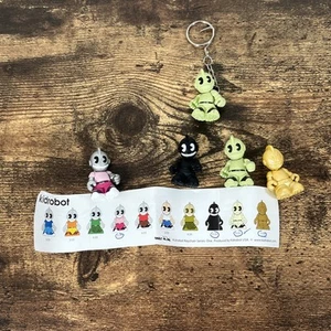 Kidrobot Super Mini Schlüsselanhänger 1,5" Designer Kunst Figur Serie 1 selten Menge 5 - Bild 1 von 5