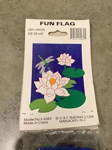 Divertida Bandera Novedad Nylon 28x40 Flores Lirios y Libélula Modelo F-2082 - Imagen 1 de 2