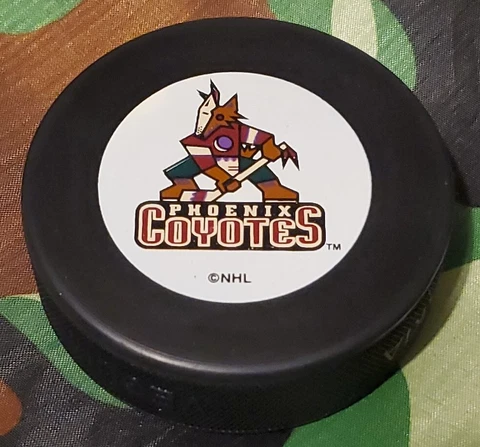 PHOENIX COYOTES NHL LICENSED MASCOT PUCK Made-๐ธ๐ฐ VEGUM MFG. + INGLASCO VINTAGE Cover