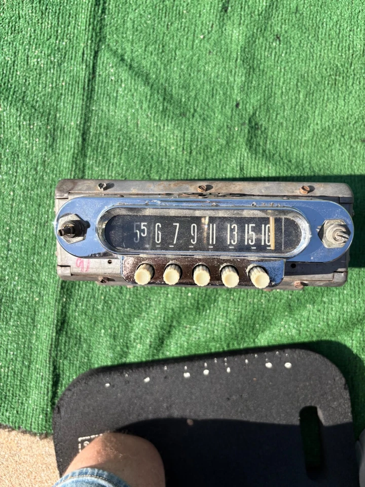 1949 Ford Deluxe Custom push button radio 49 Foto 1 de 4