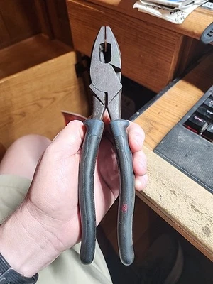 Klein Tools Lineman's Side Cutting Pliers 9" Journeyman Handle GUC - Image 1 of 4