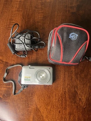 Nikon Camera Cool pix S3300 Lens- Shift Wide 6x Zoom - Image 1 of 4