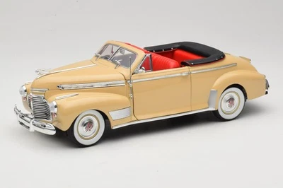 3022518 Chevrolet Deluxe Convertible Beige Eagle Collectibles 1:18 - Image 1 of 4