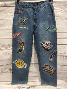 Pantalones de mezclilla bordados de la NBA W32x30 - Ropa de baloncesto ligeramente usada - Imagen 1 de 22