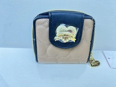 Betsey Johnson Zip-Around Fold Hearts And Banners Quilted Wallet Coin Purse Foto 1 de 4