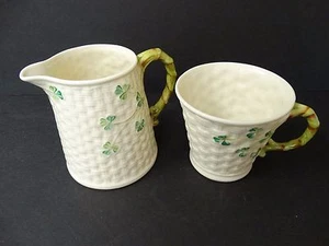 Taza Belleek vintage y cesta crema tejido mango bambú 6ª marca verde usado en excelente estado - Imagen 1 de 4
