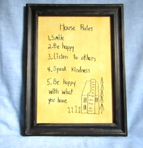 VINTAGE HOLZ GERAHMT HANDGENÄHT STICKEREI HAUSORDNUNG SCHILD - Bild 1 von 2