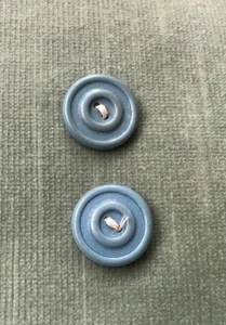 Coppia di bottoni vintage in plastica primi azzurri modello cerchio 2 fori 2,2 cm - Foto 1 di 4
