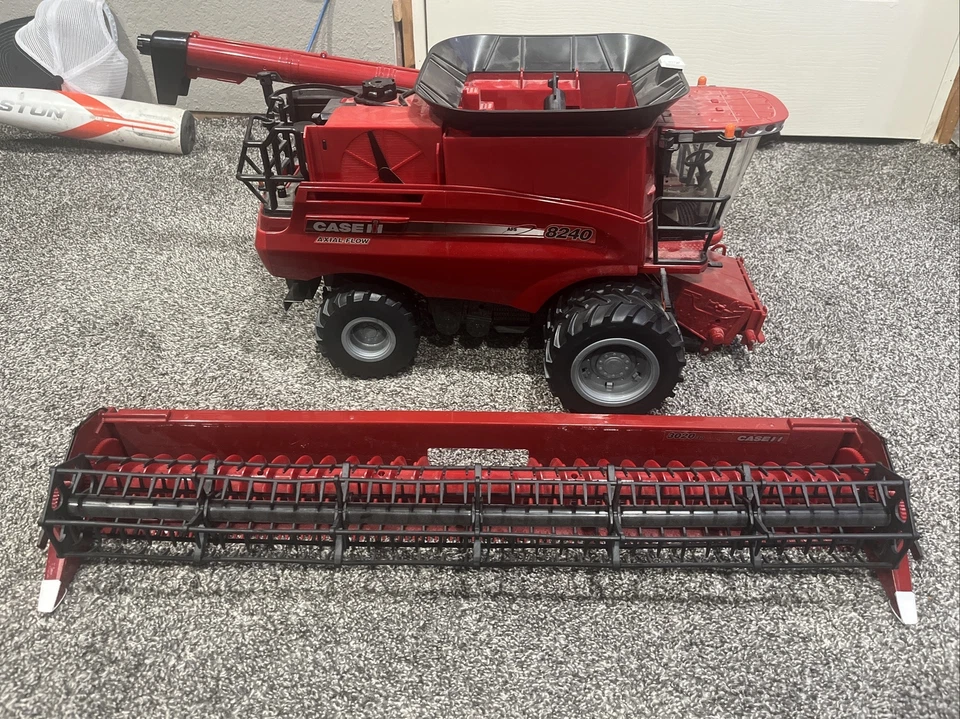 1:16 Case IH Axial Flow 8240 Combine - Big Farm Series - ZFN47391 - Image 1 of 4