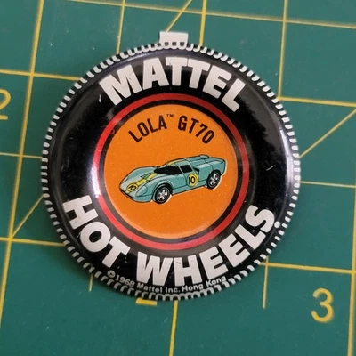 De colección Mattel Hot Wheels Redline Lola GT70 Metal Tab Pin Botón Hong Kong. Foto 1 de 2