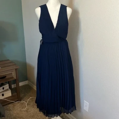 Vestido envolvente plisado sin mangas azul marino talla 6 de ASOS nuevo con etiquetas Foto 1 de 4