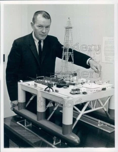 Press Photo Geophysicist Gordon Lill Project Mohole Rig Model - Picture 1 of 2