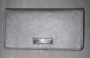 Cartera para mujer Calvin Klein - Cierre a presión doble pliegue con cremallera bolsillo para monedas metálico - Imagen 1 de 6