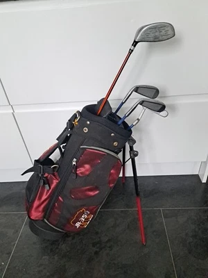 SET DI MAZZE DA GOLF YOUNG GUN 2 JUNIOR, DESTRORSE 6 - 9 ANNI, PALLINE E MAGLIETTE - Immagine 1 di 4