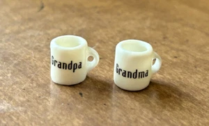 JUEGO DE (2) TAZAS BLANCAS PERSONALIZADAS EN MINIATURA PARA CASA DE MUÑECAS - ABUELO Y ABUELA - Imagen 1 de 3